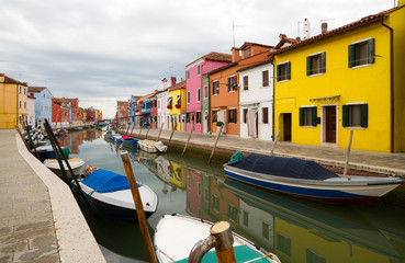 Fototapeta na wymiar Burano, znany it `s domy kolorowe.