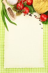 Obraz na płótnie Canvas papier do receptur, warzyw i przypraw na zielonym tle