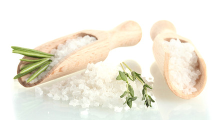 sel avec du romarin frais et du thym isolé sur blanc