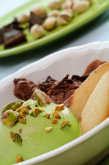 Gelato al pistacchio con cioccolato, close-up