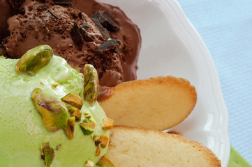 Gelato al pistacchio e cioccolato, close-up