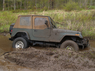 Camion 4x4 vert enlis&eacute; dans la boue