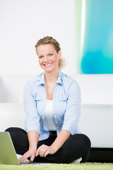 attraktive frau surft im internet