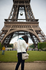 touriste prenant eiffel en photo © pixarno