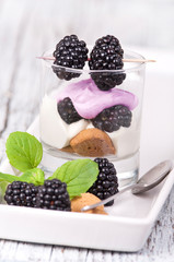 Brombeerdessert mit Löffel