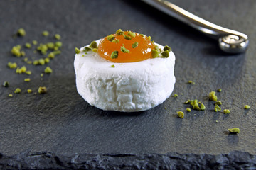 ziegenkäse mit sanddornmus
