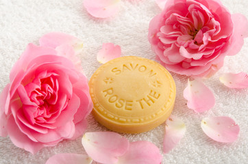 Seife mit Rosenblüten