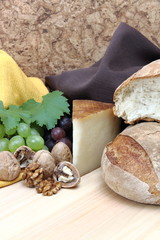 Formaggio con noci,pane e uva
