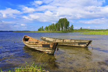 Obraz premium Two boats on the lake on blue sky background