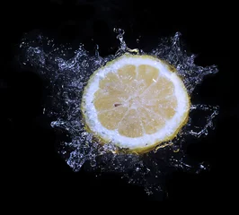 Abwaschbare Fototapete Zitronenwasserspritzer auf schwarzem Hintergrund © arbaes