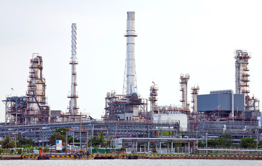 Obraz premium Oil refinery plant