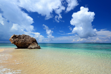 Obraz premium コマカ島の透明な珊瑚の海と夏空