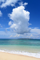 コマカ島沖に浮かぶ入道雲