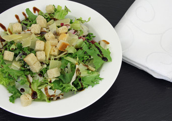 Salatteller mit Käse bestreut