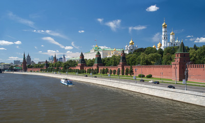 Obraz premium The Moscow Kremlin and churches view from Moskva River