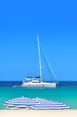 mer, voilier et ciel bleu