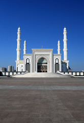 Fototapeta na wymiar Nowy Meczet w stolicy Kazachstanu, Astanie (Hazrat Sultan, Hazr