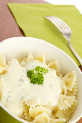 Farfalle mit Käsesoße