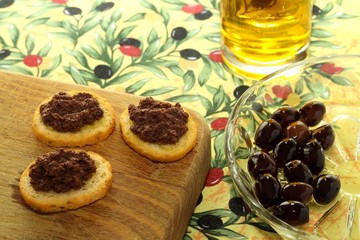 crostini con patè di olive nere taggiasche