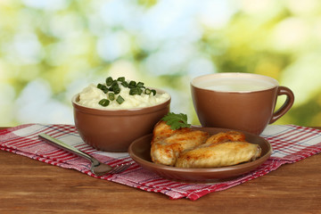 Mashed potato in the bowl and roasted chicken wings in the