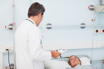 Obraz premium Doctor talking to his patient
