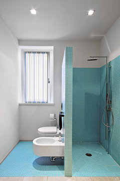 cabina doccia in muratura a sanitari in un bagno moderno