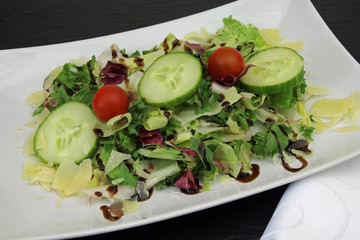 bunter Salat mit Gurken