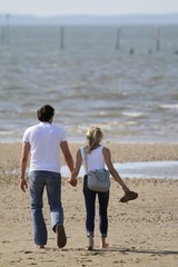 couple d'amoureux marchant sur une plage