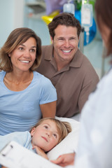 Obraz premium Parents and child looking at a doctor