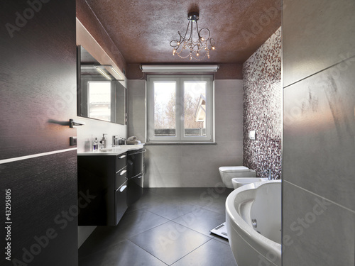 Bagno moderno con vasca e mobile per il lavabo immagini e ... Bagno moderno con vasca