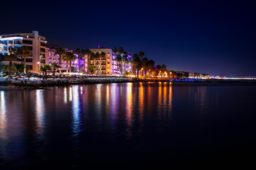 Fototapeta premium Plaża nocnego miasta