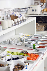 kahvaltı yumurta bal zeytin salam peynir ve domates