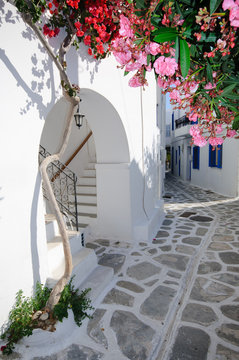 Fototapeta Fototapeta Boczna uliczka na wyspie Amorgos, Grecja na wymiar
