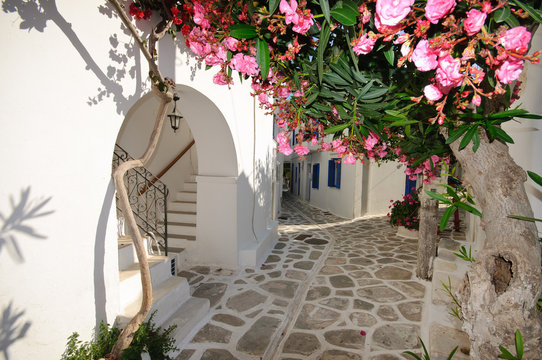 Fototapeta Fototapeta Boczna uliczka na wyspie Amorgos, Grecja optycznie powiększająca