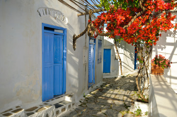 Naklejka na ściany i meble Grecka tradycyjna ulica w małym miasteczku