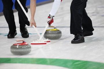 Curling Wettkampf in der Eishalle. - obrazy, fototapety, plakaty