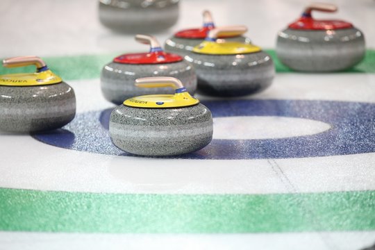 Curling Wettkampf in der Eishalle.