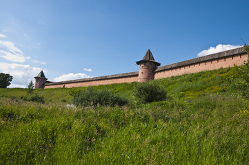Стены и башни Спасо Ефимьевского монастыря в Суздале