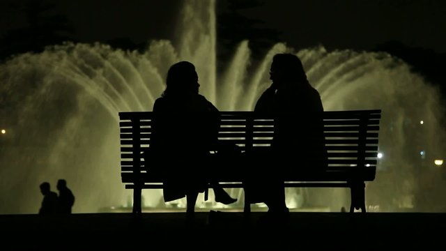 Personen vor Springbrunnen