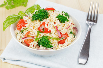 Reissalat mit Brokkoli und Tomaten