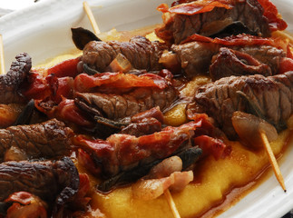Brochetas de carne con tocino y polenta