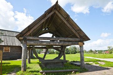 Деревянный колодец в Русской деревне