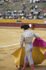 Torero dispuesto a comenzar la faena con el capote.