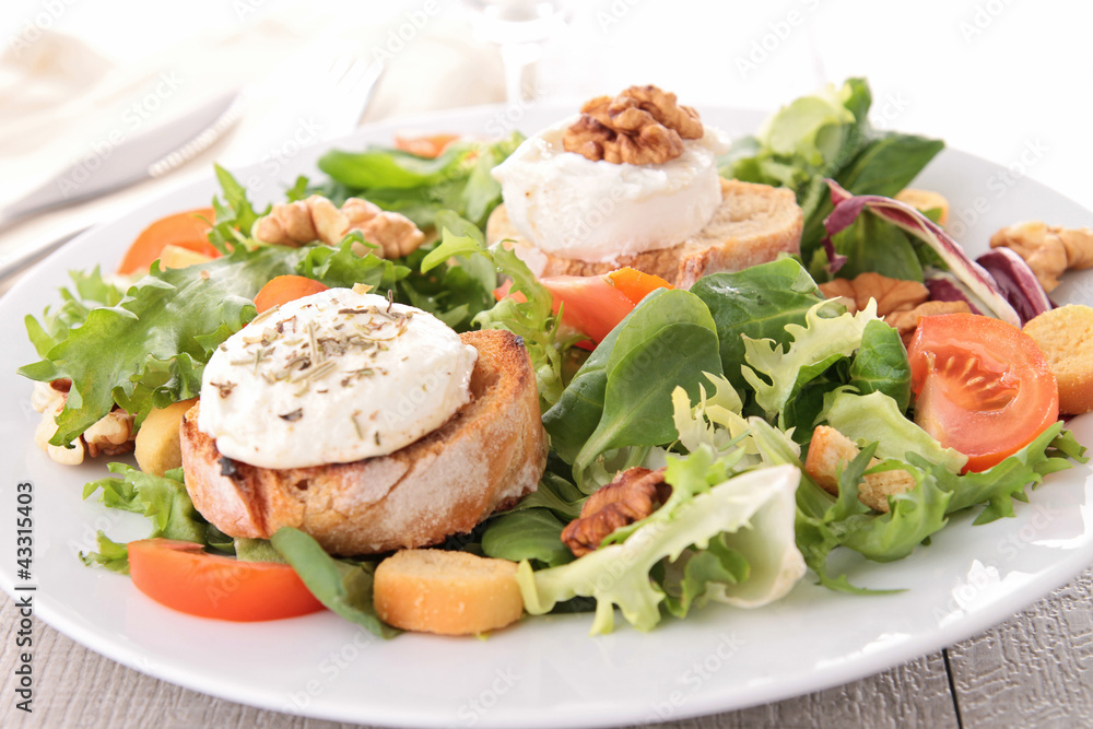 Poster salad with walnut, bread and goat cheese