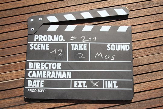 Filmklappe auf Holztisch