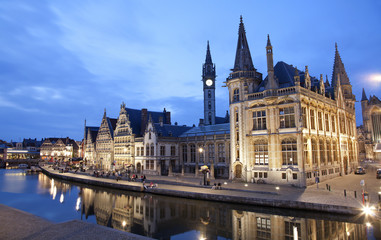 Fototapeta na wymiar Gent - West fasada Pocztowym pałacu z kanału w godzinach wieczornych