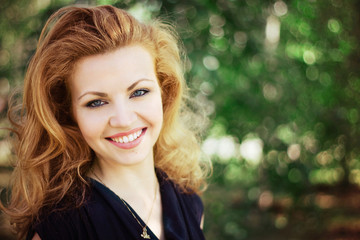 Obraz premium Beautiful woman outdoors