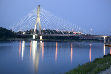 Fototapeta na wymiar Nowoczesny most na Wiśle w nocy. Warszawa, Polska
