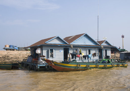 Дом на реке в камбодже House on the river in Cambodia