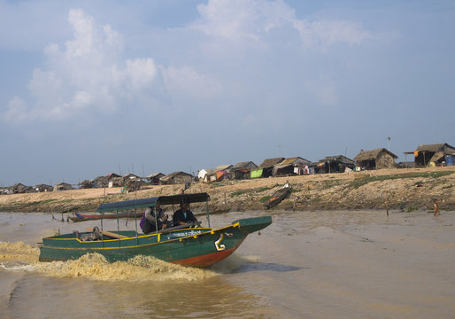 лодка на реке в Камбодже boat on the river in Cambodia